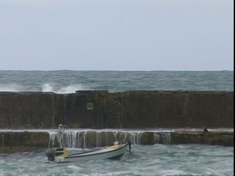 海浪冲击着以色列港口的城墙视频素材