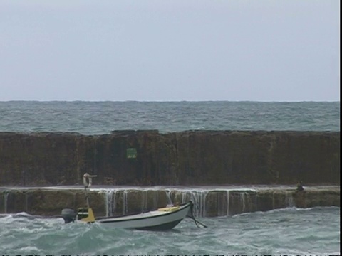 海浪冲击着以色列港口的城墙视频下载