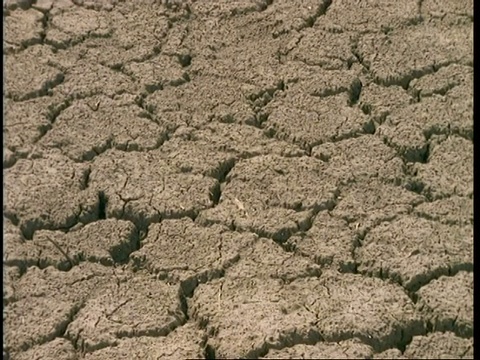 太阳炙烤，地面开裂视频素材