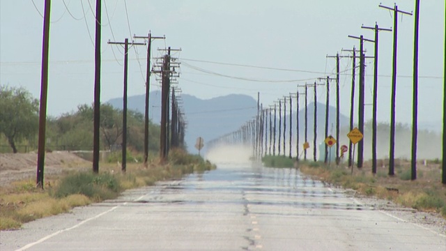 空旷的道路和炎热的雾霾，美国。视频下载