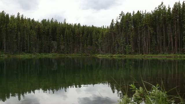 PAN翻山越岭，lake after storm视频素材