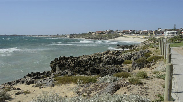 美丽的海岸线和岩石与波浪在北海滩地区的珀斯在澳大利亚西部澳大利亚视频素材