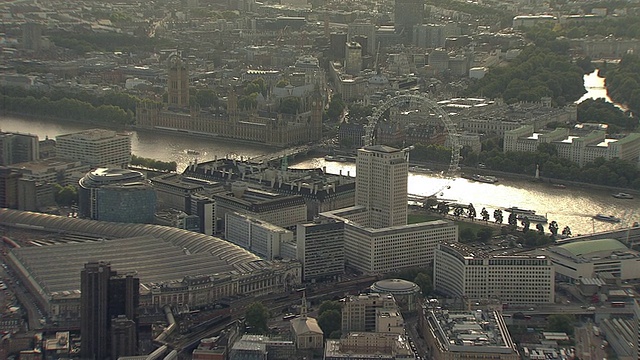 英国国会大厦西侧、威斯敏斯特宫和伦敦眼的空中跟踪视频素材