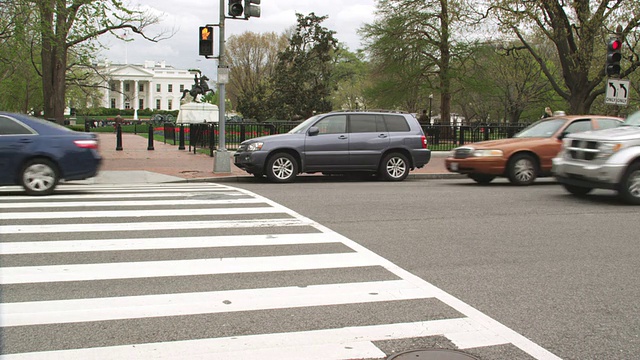 MS White House with traffic during day /华盛顿，哥伦比亚特区，美国视频素材