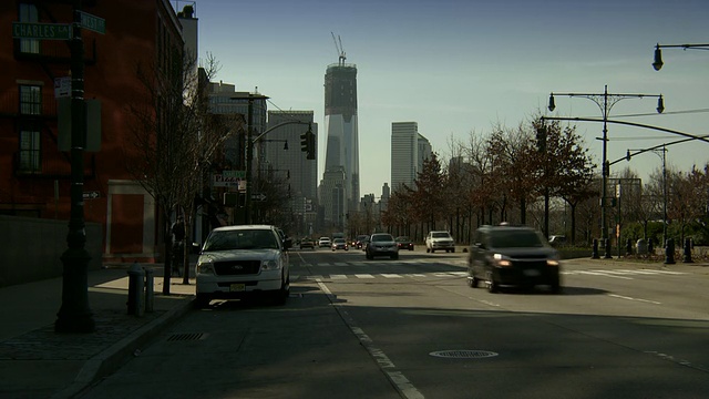 汽车沿着西侧高速公路行驶，新的自由塔正在后面建设视频素材