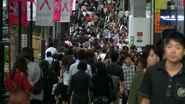 日本东京原宿，表参道繁忙人行道上的MS步行者视频素材