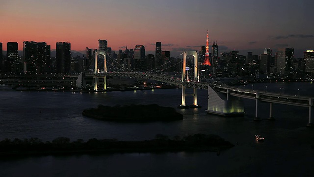 彩虹桥和东京塔夜间照明/台场，日本东京视频素材