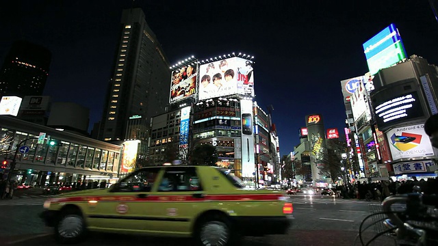 日本东京涩谷十字路口的MS T/L夜间照明视频素材