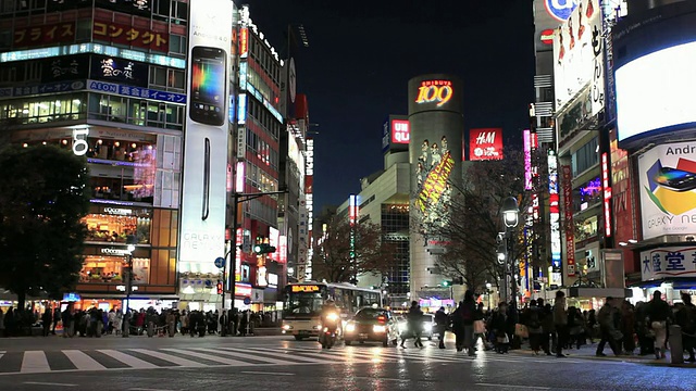 日本东京涩谷十字路口的MS T/L夜间照明视频素材