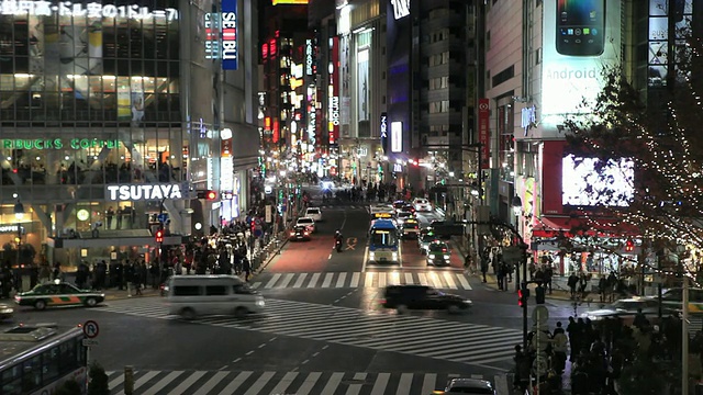 日本东京涩谷十字路口的MS T/L夜间照明视频素材