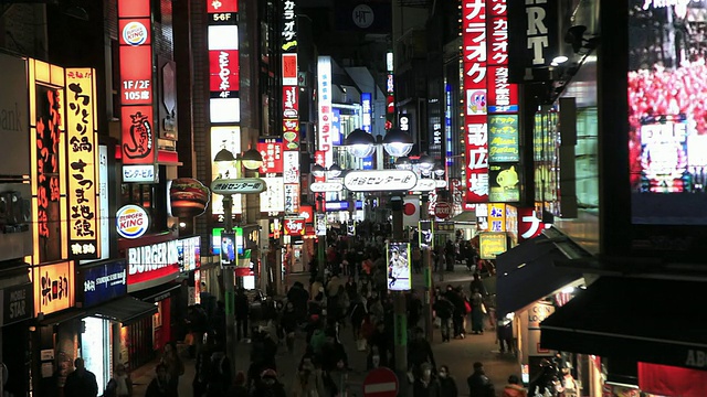 人们走在夜晚的街道上/涩谷，东京，日本视频素材