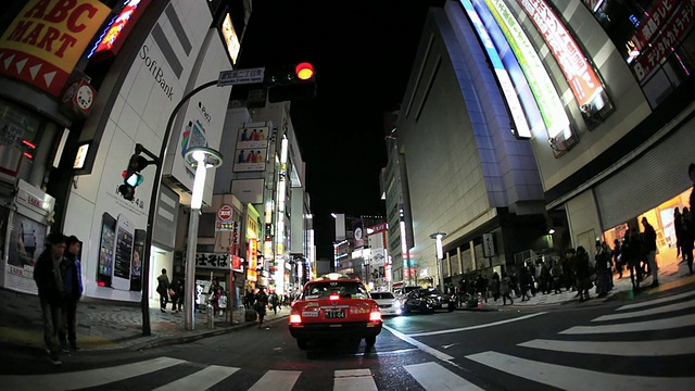 日本东京涩谷夜间街道上的交通状况视频素材