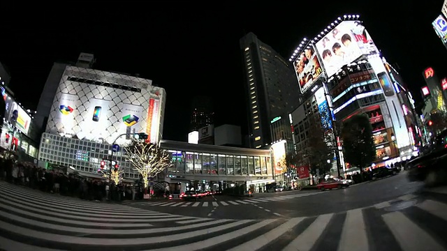 日本东京涩谷夜间街道上的交通状况视频素材