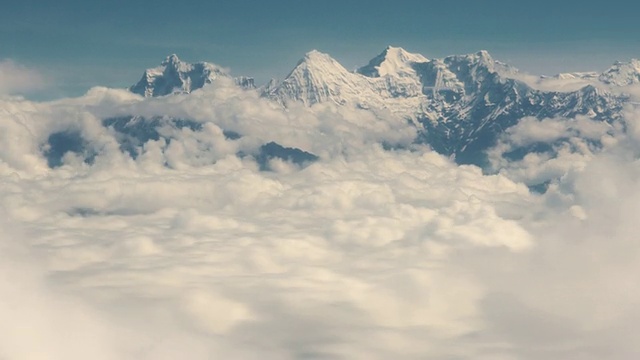 T/L航拍跨越喜马拉雅山，云层之上视频素材