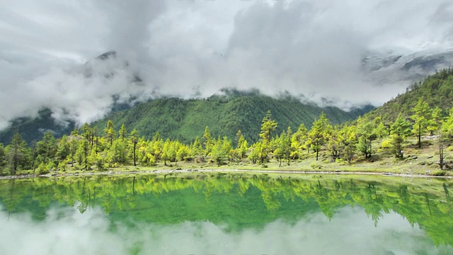 喜马拉雅山皮桑湖，T/L带相机移动视频素材