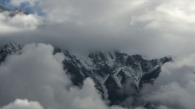 T/L与相机移动，云在安纳布尔纳III，喜马拉雅山视频素材