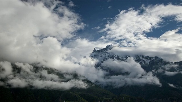 喜马拉雅山Tilicho Peak Dusk上空的T/L云视频素材