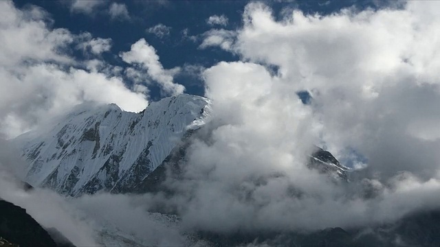 T/L云覆盖雪山山峰，安纳普尔纳三世，喜马拉雅视频素材