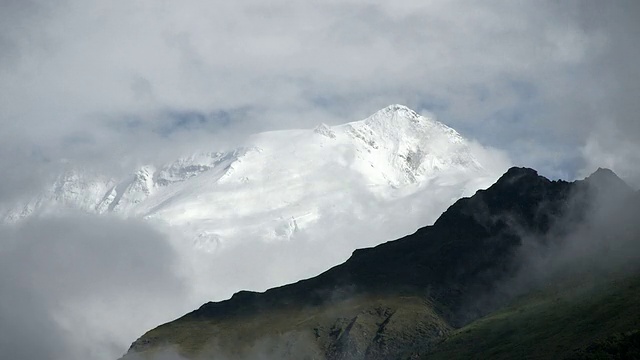 T/L云显示和隐藏雪山山峰，安纳普尔纳II，喜马拉雅视频素材