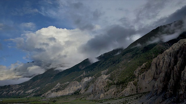 T/L与相机移动，云在马南山谷，喜马拉雅山视频素材