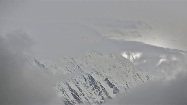 T/L云遮蔽Tilicho峰，黎明，喜马拉雅视频素材