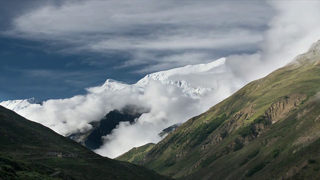 喜马拉雅山Yak Kharka山谷的T/L云视频素材