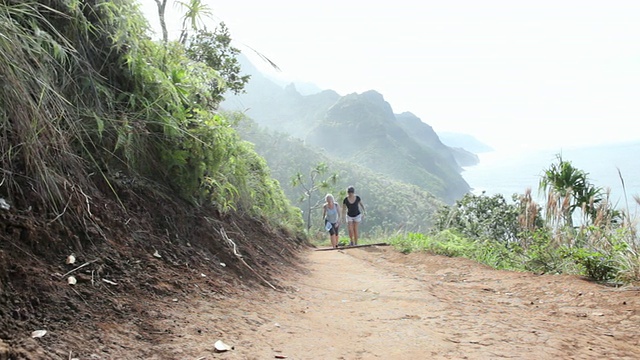 两名妇女在山/美国加州洛杉矶行走视频下载