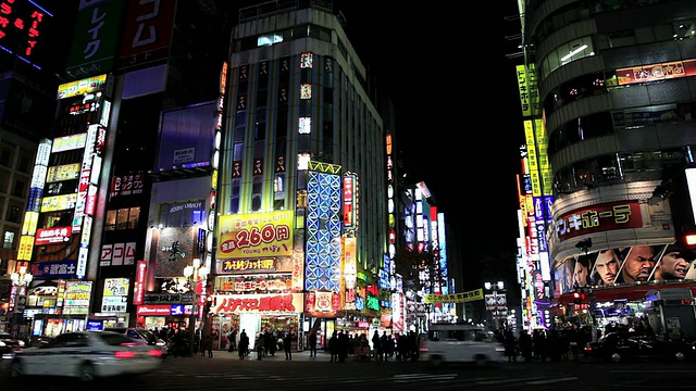 日本东京新宿晚上的交通状况视频素材