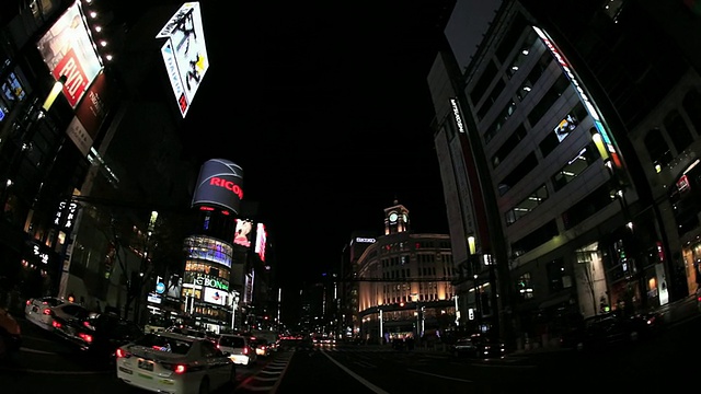 MS POV日本东京银座，夜间照明城市和道路上的交通视频素材