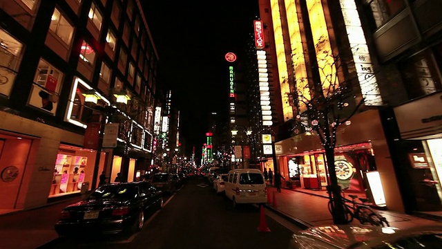 MS POV日本东京银座，夜间照明城市和路边停车的汽车视频素材