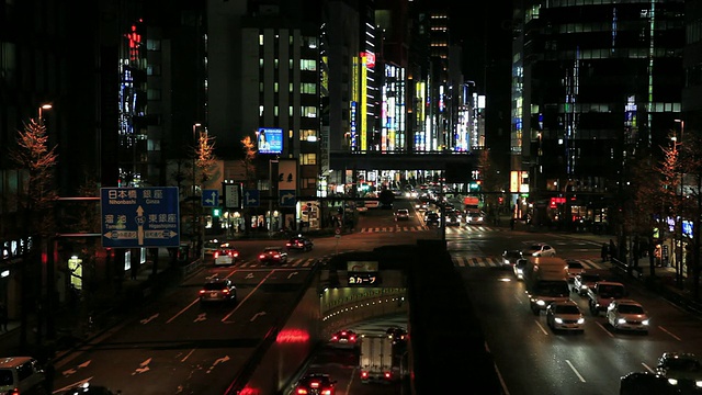 日本东京银座，夜间照明城市和道路上的交通视频素材