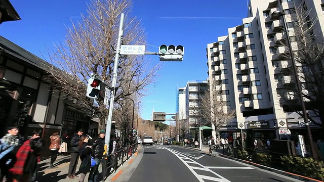 日本东京原宿车站和道路上的交通景象视频素材