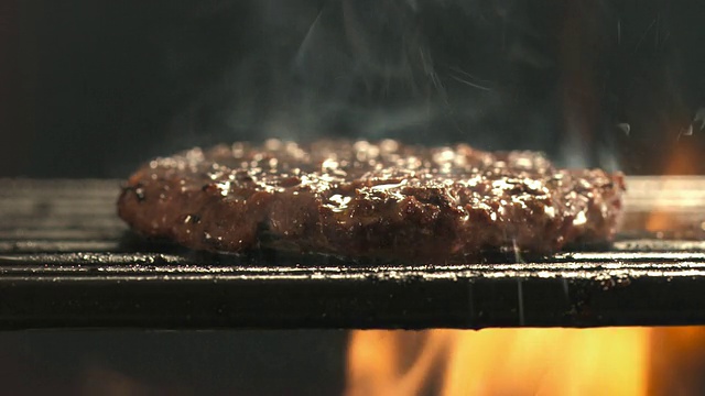 CU汉堡肉饼在露天烤架上用大量的烟和一片普通的美国奶酪放在上面/加州洛杉矶，美国视频素材