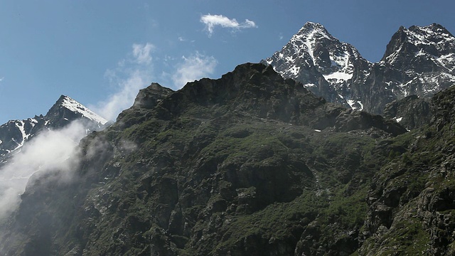 一吨一吨的云飘过山峰视频素材