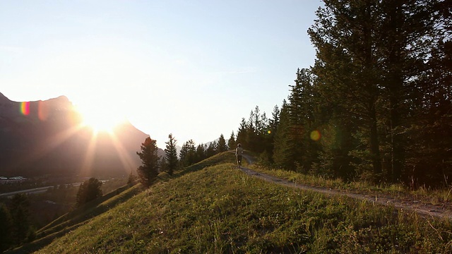 人类沿着山路奔向太阳视频素材