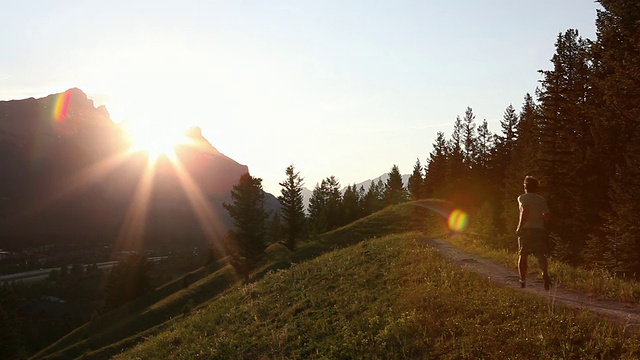 人类沿着山路奔向太阳视频素材