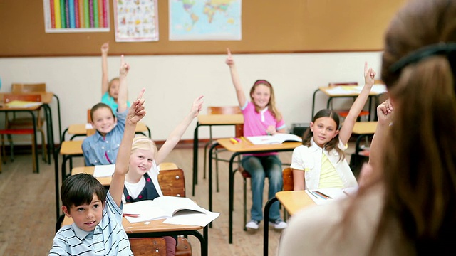 学生在老师面前举起手指视频素材