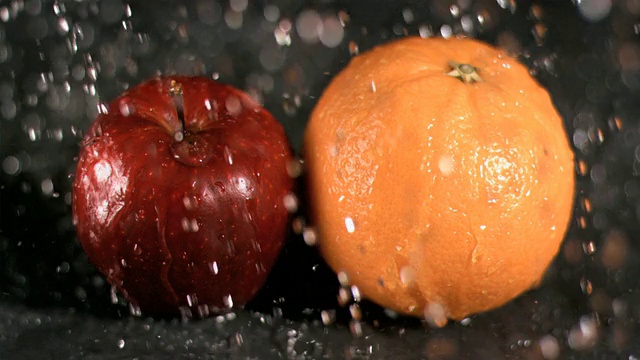 雨水以超慢的动作落在水果上视频素材