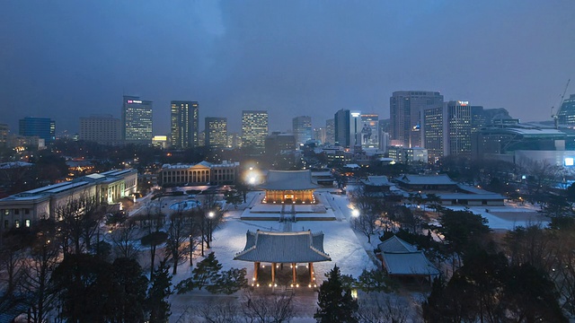 韩国首尔市中心的德植宫夜景视频素材