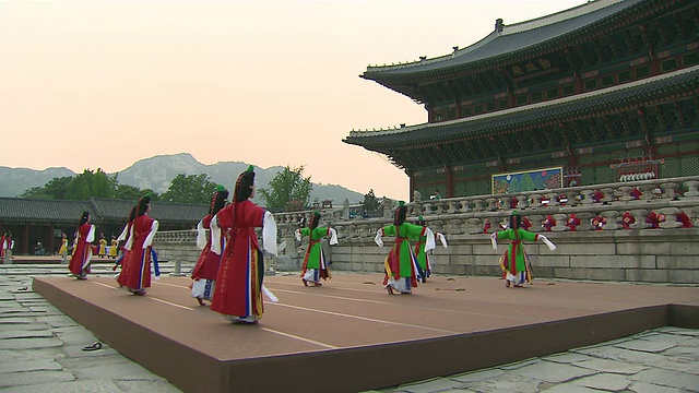 韩国首尔，人们穿着传统服装在朝鲜王朝的复兴活动中跳舞视频素材