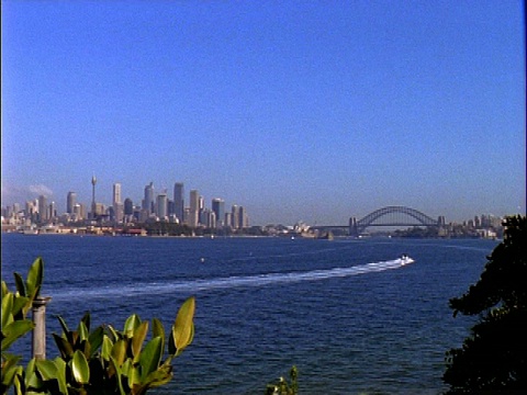 西悉尼港，2摩托艇水上前景，天际线和悉尼海港大桥，悉尼，澳大利亚视频素材