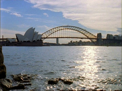 西悉尼港，悉尼海港大桥，悉尼歌剧院，海浪拍岸在前景，悉尼，澳大利亚视频素材