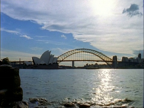 西悉尼港，悉尼海港大桥，悉尼歌剧院，海浪拍岸在前景，悉尼，澳大利亚视频素材