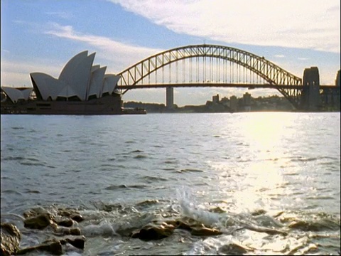 西悉尼港，悉尼海港大桥，悉尼歌剧院，海浪拍岸在前景，悉尼，澳大利亚视频素材