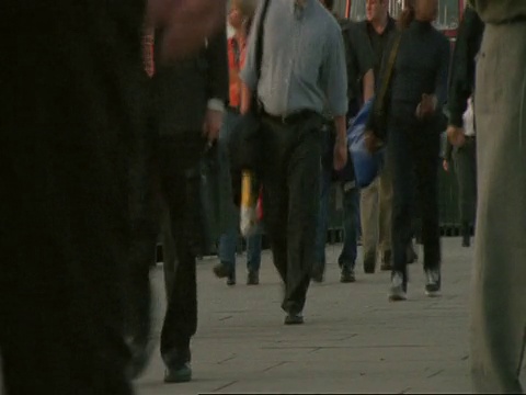 T/L MS people Feet and legs walking down busy city street, London Bridge, London, child pov .步行，步行视频素材