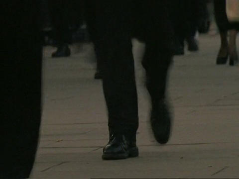 T/L MS people Feet and legs walking down busy city street, London Bridge, London, child pov .步行，步行视频素材