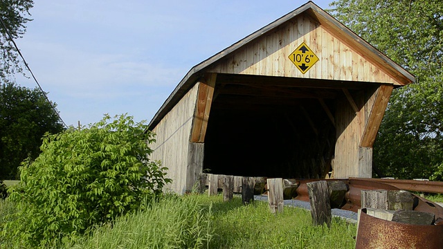 MS View of wooden covered Bridges /匹兹堡，佛蒙特，美国视频素材