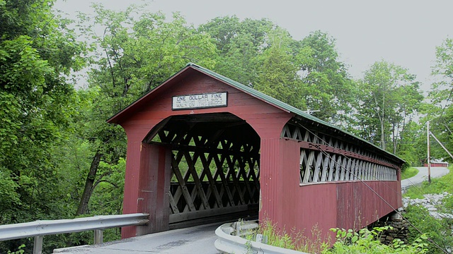 美国佛蒙特州阿林顿市的奇塞尔维尔桥(One Dollar Fine Chiselville Bridge)视频素材