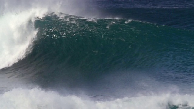 海浪撞击礁/ Haleiwa，夏威夷，美国视频素材