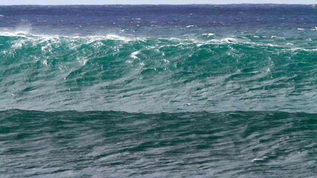 巨浪移动外礁/ Haleiwa，夏威夷，美国视频素材